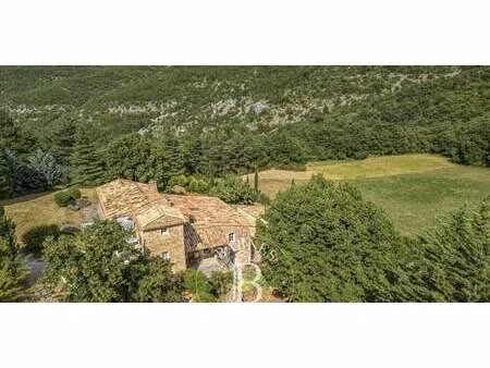 propriété avec piscine et jardin sault (84)