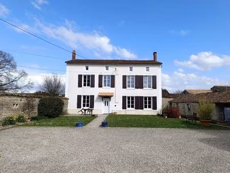 charmante maison de village à loubillé