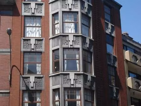 bel appartement de caractere-lumineux. 80 m2.vue sur meuse.