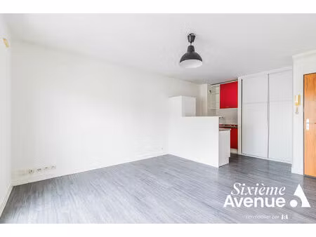 appartement deux pièces disposant d'un stationnement sécurisé.