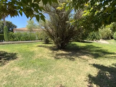 villa de plain pied sur un terrain de 2300 m2 avec piscine.