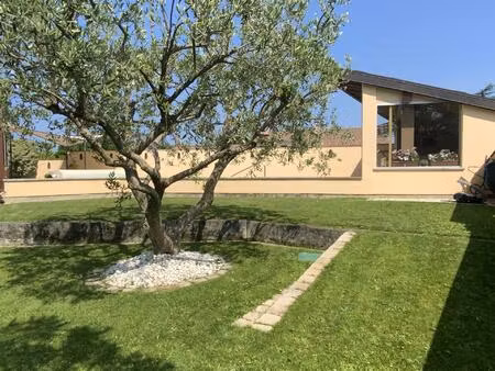 villa plain pied sur 1000 m2 de terrain avec piscine.