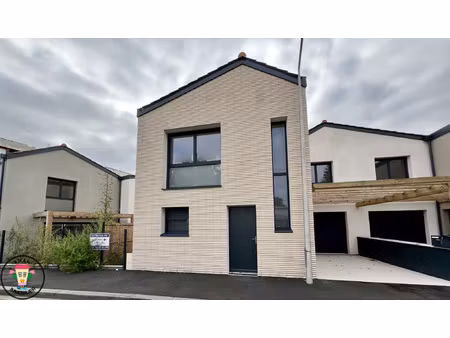 maison avec climatisation, panneaux solaires, garage, jardin