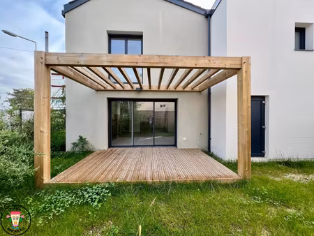 maison neuve avec climatisation, panneaux solaires, garage,