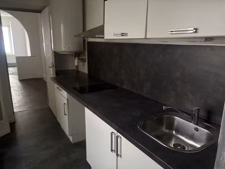 quartier croix de bourgogne, f2 avec cour privative