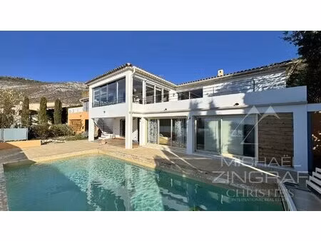 élégante villa contemporaine en position dominante – vue mer à l'horizon - mzicbr00013