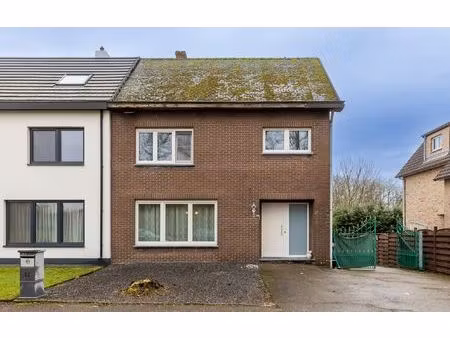 te koop: goed gelegen (halfopen) woning met bijgebouw van 90m2 te lanklaar