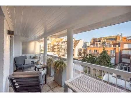 appartement rénové avec goût avec une grande terrasse au cœ