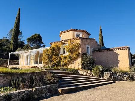 villa en parfait état avec vue magnifique, à pied du village