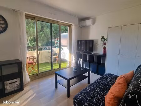 proche plage et commodités, avec piscine et parking