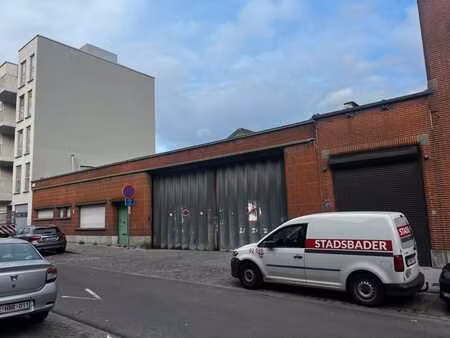 entrepôt a vendre en zone mixte +- 1 200 m²