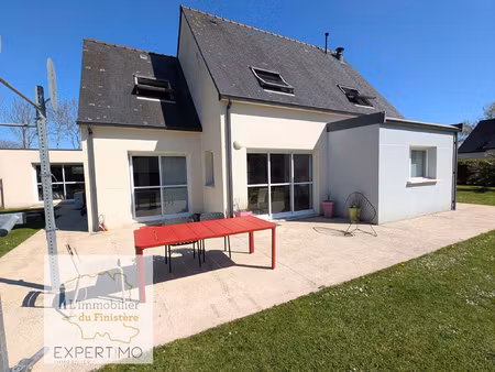gouesnach -maison récente de 6 pièces principales sur 1151 m