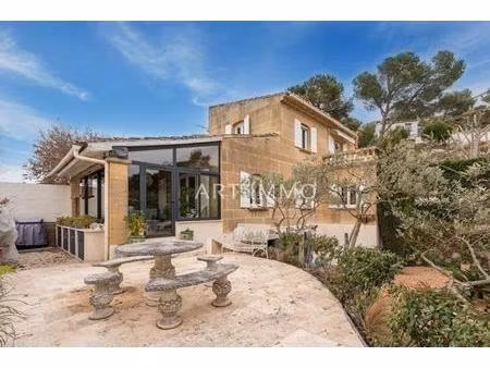 villa contemporaine avec piscine aux taillades