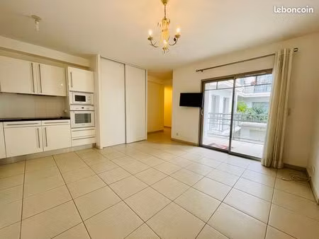 arcachon, rue mauvezin : appt t3 avec balcons, parking et cave