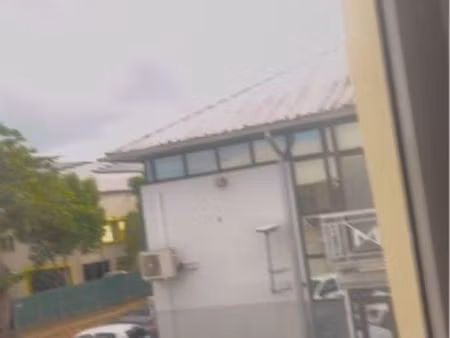 bureau à louer – zone attractive aux abymes – idéal professions libérales / espace de stoc