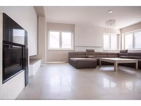 t5 aux beaux volumes en bord de garonne