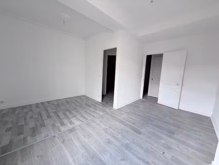 location locaux professionnels 87 m² à toulon (83000), 1 593 €