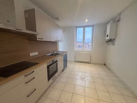 f3 lumineux et rénové en centre-ville de sarreguemines