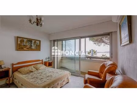 appartement t2 53 m² à vendre à sainte-maxime – centre-ville – vue mer – pied de plage