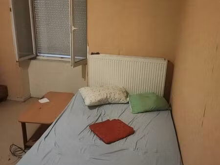 une grande chambre pour deux mois