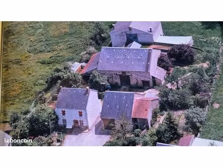 corps de ferme avec nombreuses dépendances, champs, jardins, verger, puits, caves