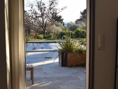 studio meublé 18m2 avec parking et terrasse, aix en provence, dispo jusqu'à fin juin