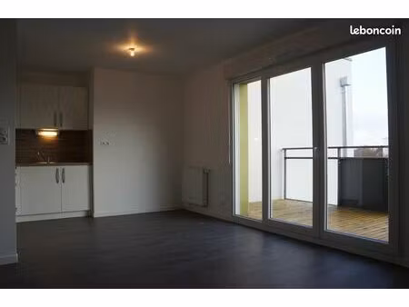 t3 61m2 avec terrasse et box fermé