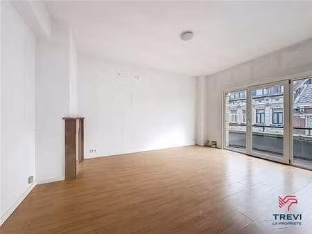 appartement lumineux avec balcon au cœur de charleroi.