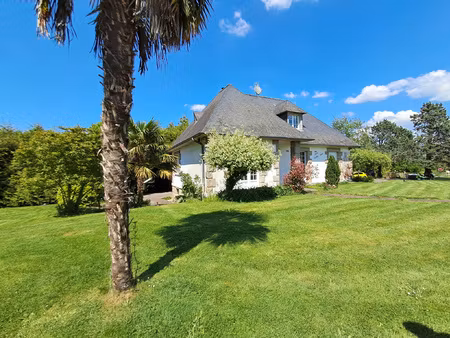 beau pavillon sur 9350m2 de terrain