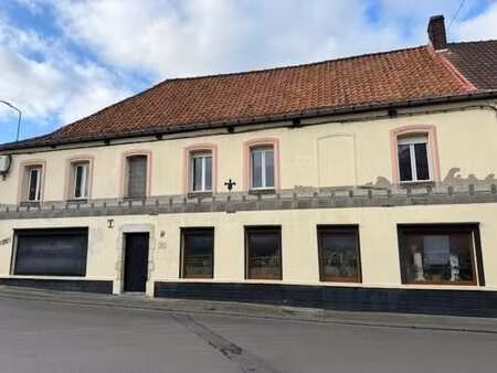 spacieuse maison sise au calme avec jardin et parking.