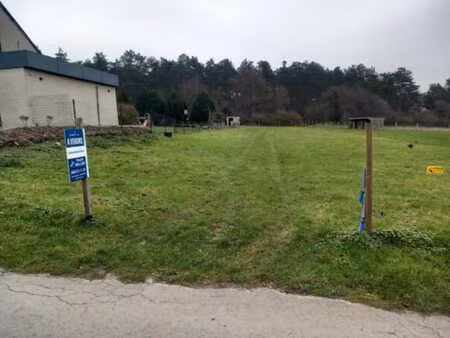 beau terrain situe dans un cadre verdoyant