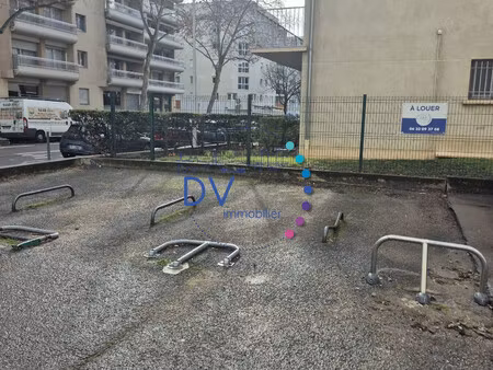 a 5 minutes a pieds de la gare de lyon part dieu