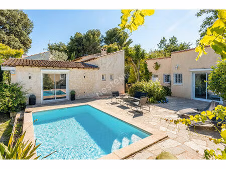 propriété à vendre à la ciotat compsée d'une maison de 5 pièces avec piscine et deux dépen