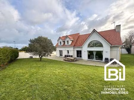 vente maison à arromanches-les-bains (14117) : à vendre / 261m² arromanches-les-bains