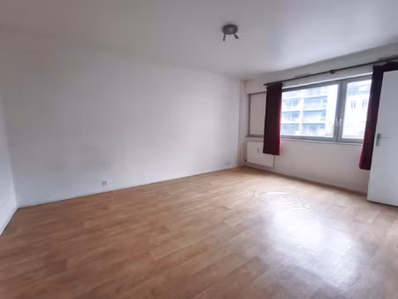 grand studio de 27m2 bd vauban parking