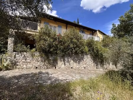 vaste villa 160 m2, 5 chambres vue dégagée sur 1255 m2 clos.