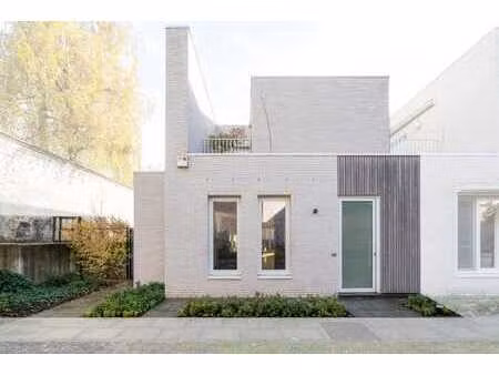 maison semi-ouverte moderne avec garage