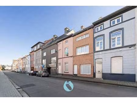 woning met 4 slaapkamers en koer