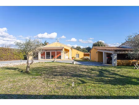 villa lumineuse avec multiples espaces extérieurs en coeur de village