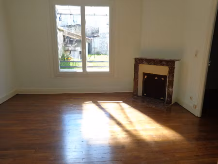 f2 en rez-de-chaussee rue general desbrulys