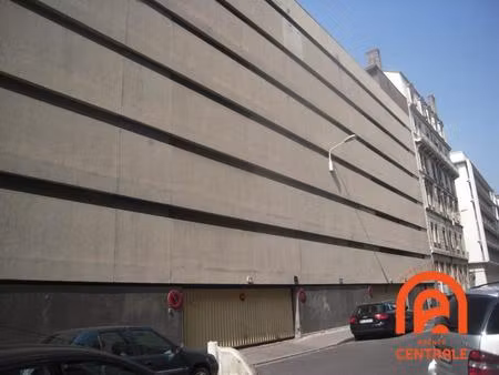 place de parking ferme dans immeuble