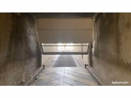 grand garage 25m2 en sous sol dans residence securisee