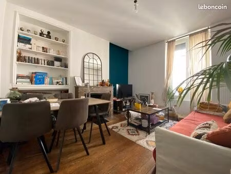 particulier loue t2 lyon 7éme, 4 avenue berthelot (immeuble calme, sur cour)