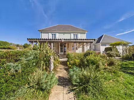 maison familiale indépendante avec grand jardin près d'un village animé dans le parc...
