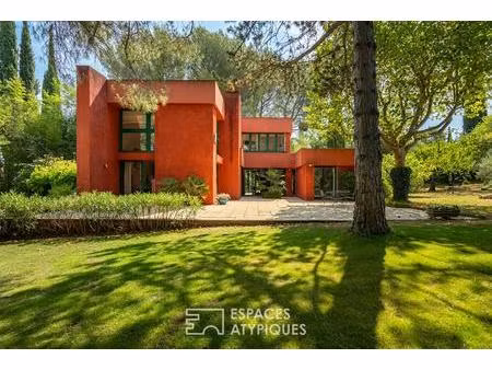 maison moderniste avec parc et piscine