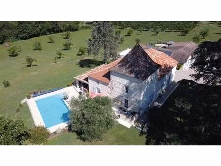 propriété charmante composée de trois immeubles nichés près d'un village de rivière...