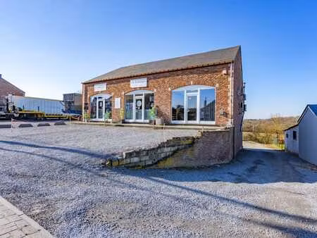 bâtiment commercial idéalement situé à marloie