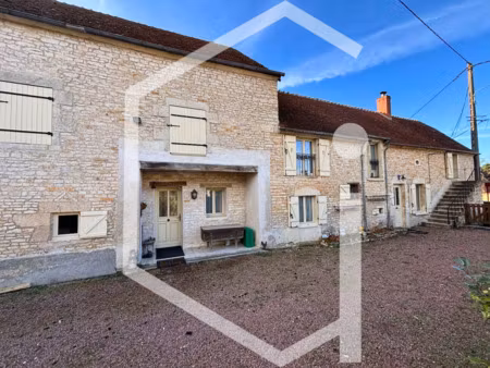 élégante longère de caractère entièrement rénovée dans un ca