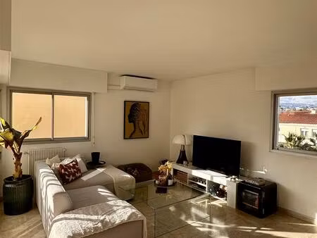 cannes centre – élégant 3 pièces rénové, triple exposition, terrasse, garage fermé & cave.