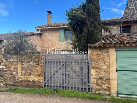 dans un village de l'aude, à 25 min au nord de narbonne, une grange transformée en loft...